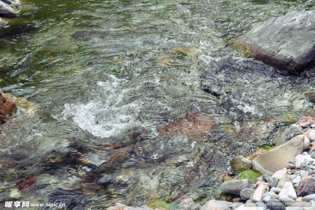 流淌的河水