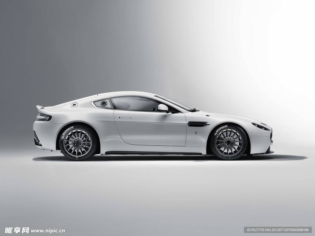 阿斯顿马丁V8 Vantage GT4