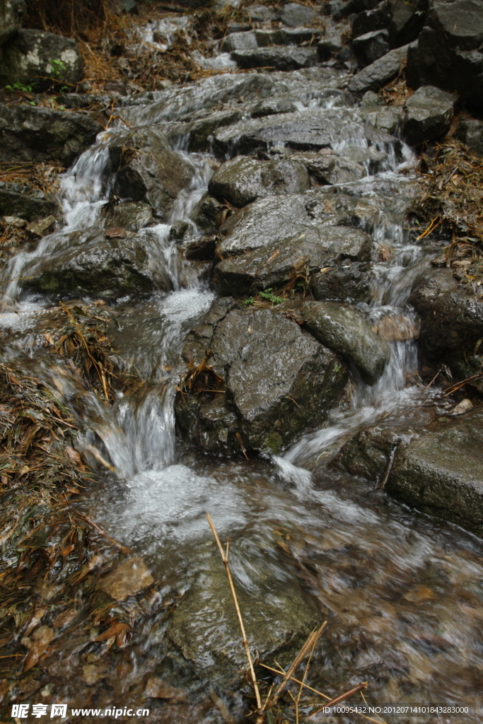 小溪流水