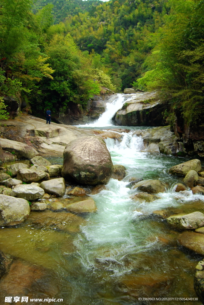 山间泉水