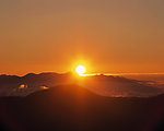 夕阳西下的山峰
