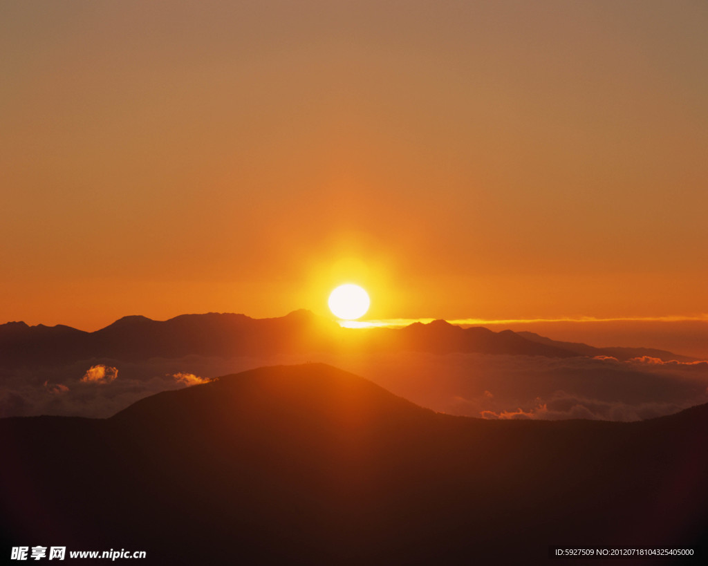 夕阳西下的山峰