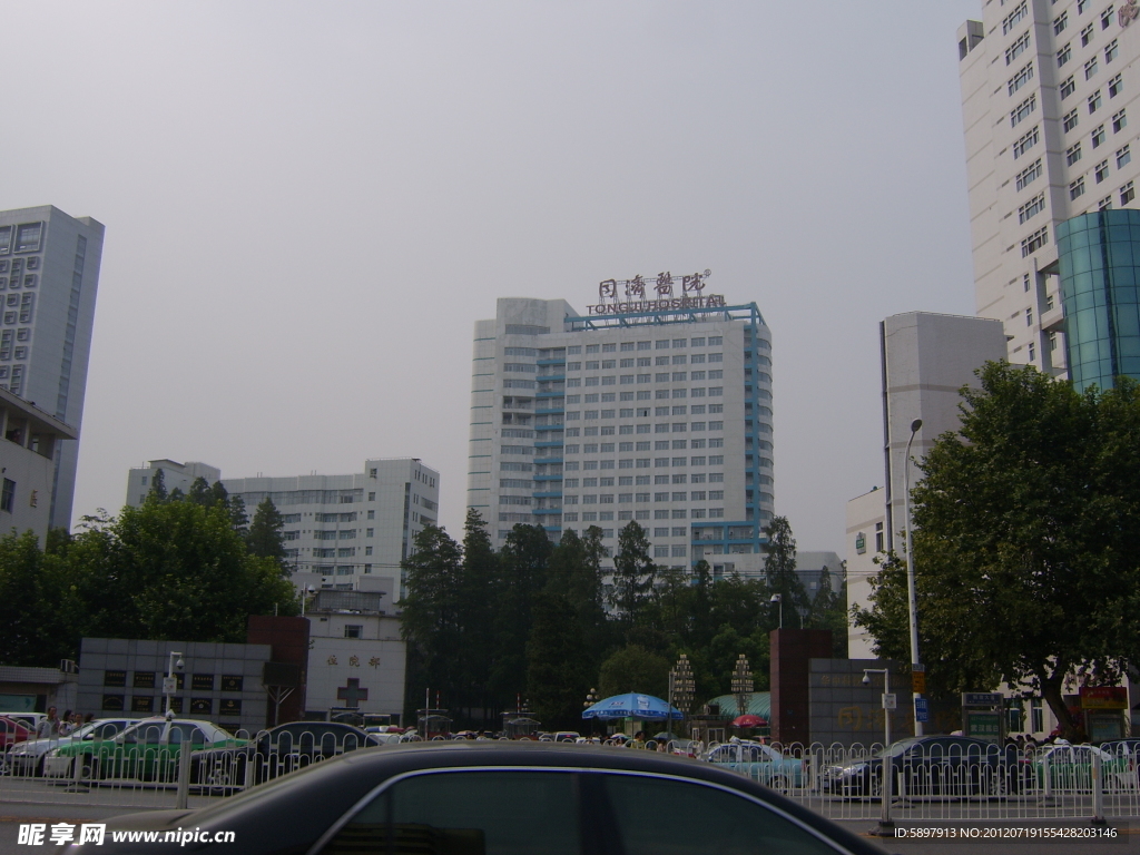 医院正门景