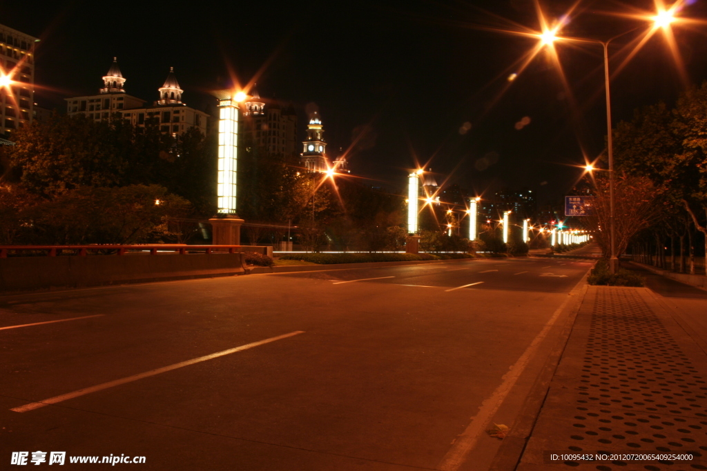 夜晚安静的马路