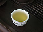倒满茶水的茶杯