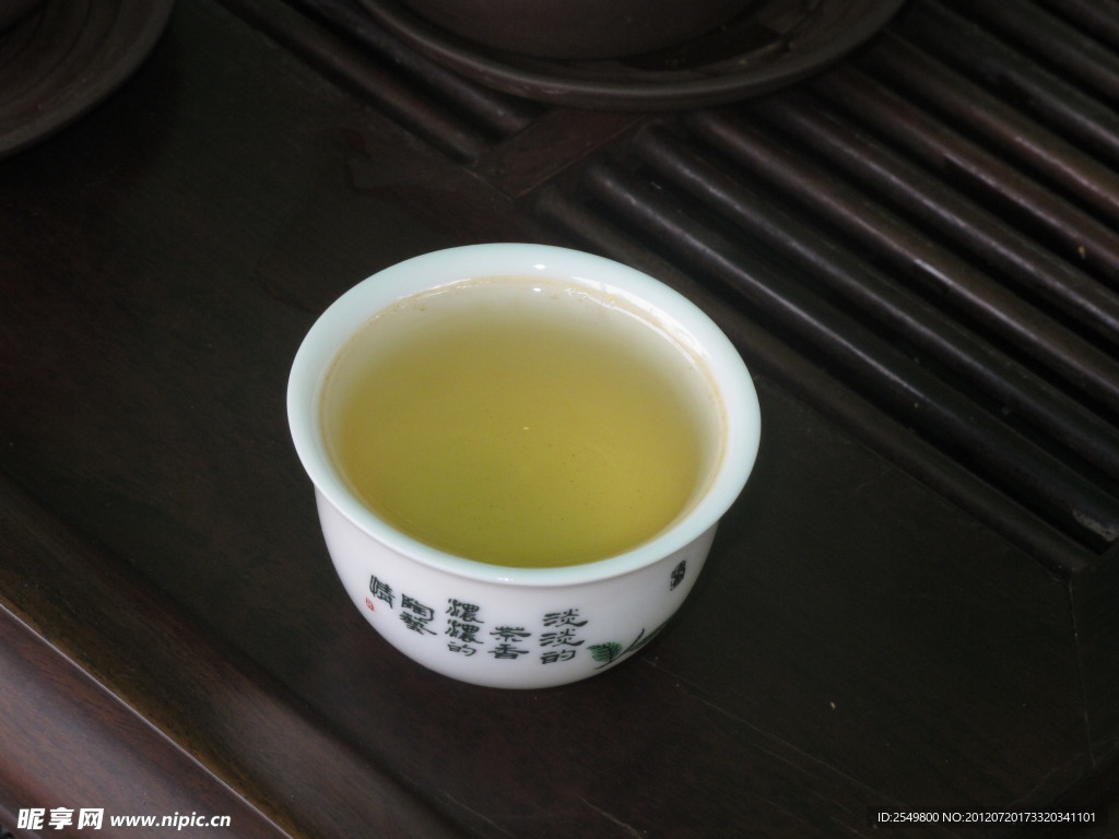 倒满茶水的茶杯