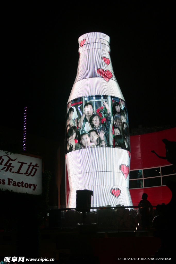 2010上海世博会大型可乐瓶建筑