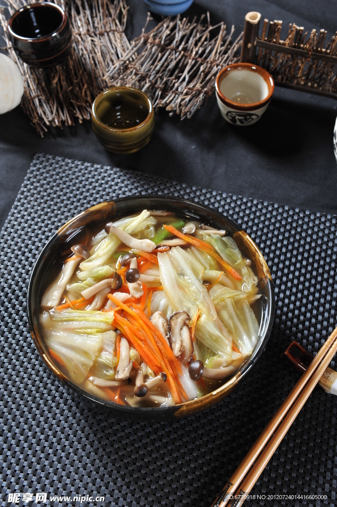 蘑菇蔬菜乌冬面