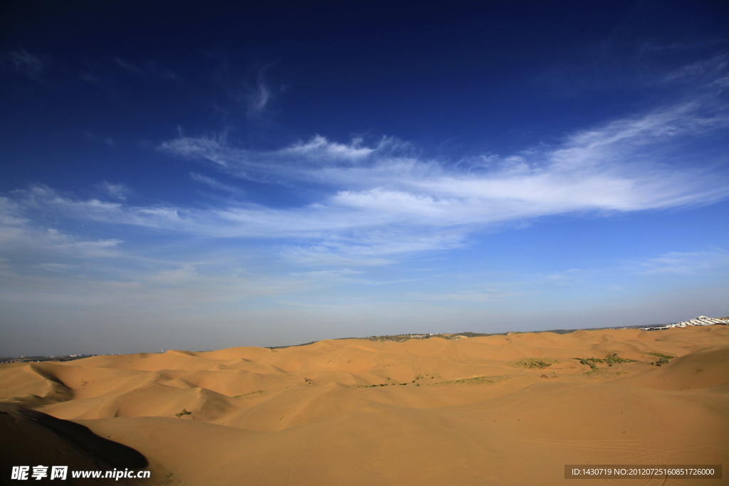 内蒙古的广阔沙漠和蓝天