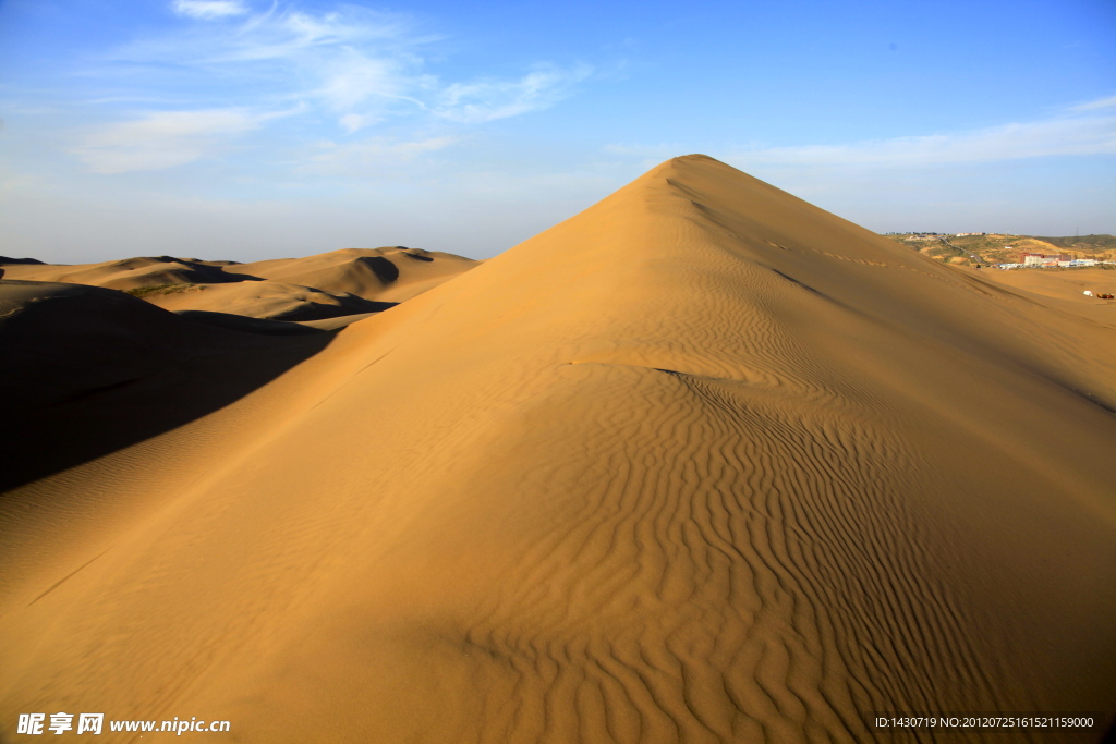 沙漠里突起的沙丘