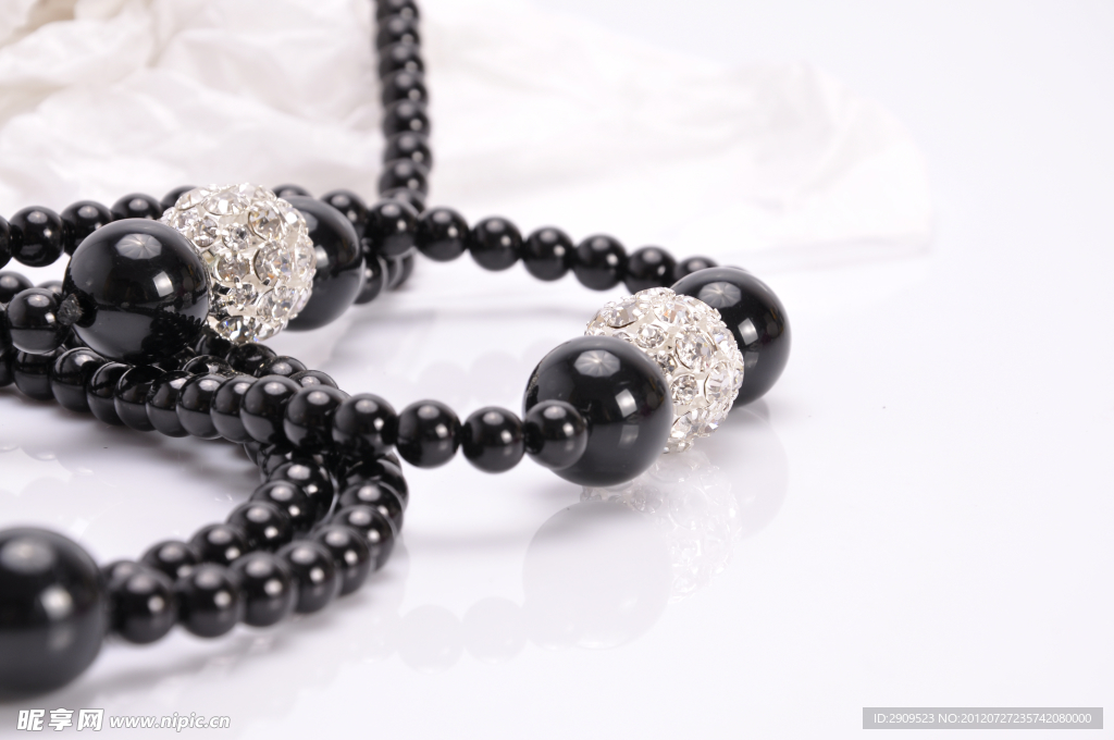 黑珍珠与钻石球项链高清特写