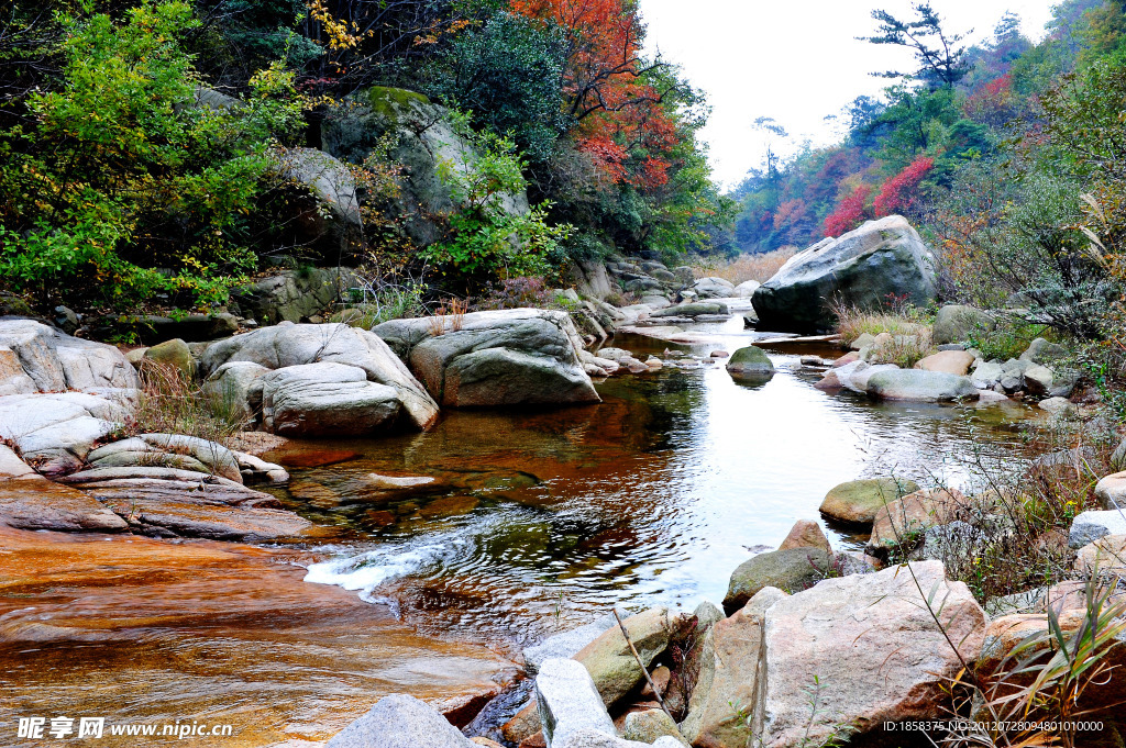 山幽静溪水清