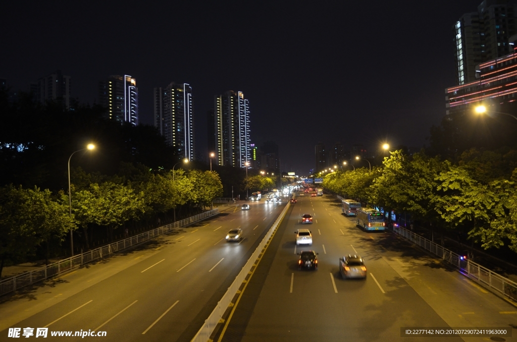 城市夜景之路上