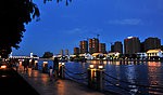 河对岸