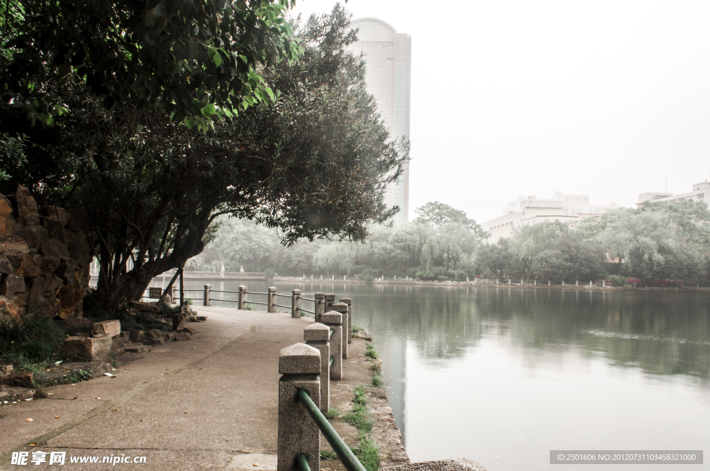 鲁迅公园湖景