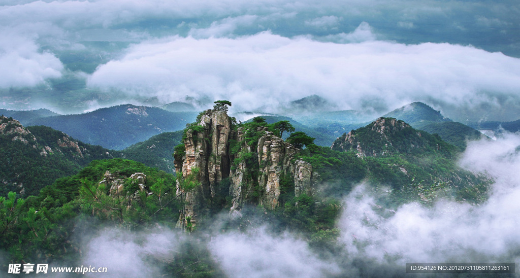 云雾缭绕 沂蒙山