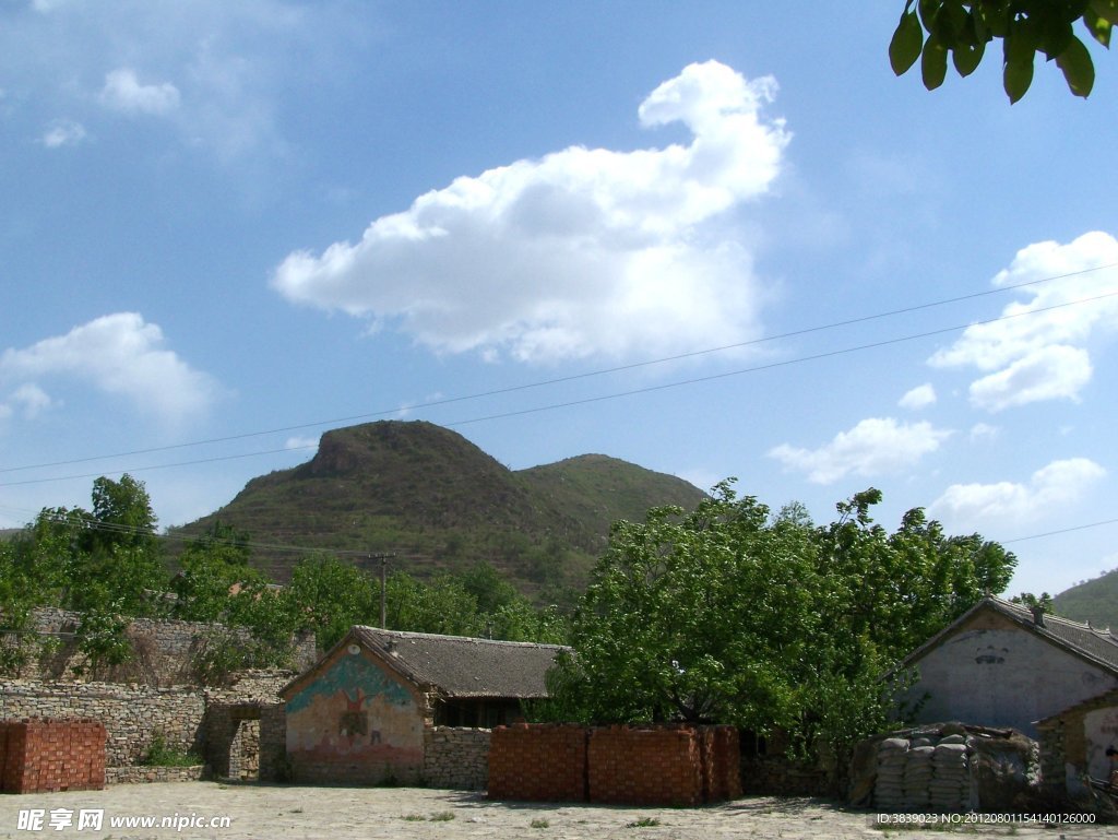 蓝天下的山村