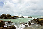 海浪击打岩石