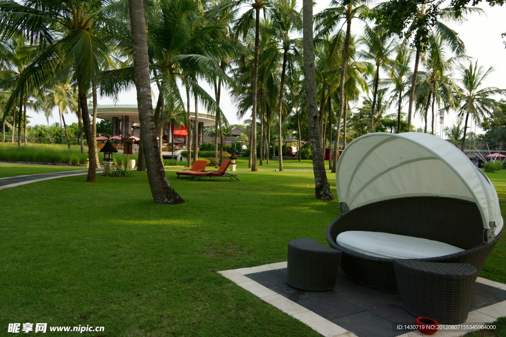 印尼某酒店花园中人性化的休息设施
