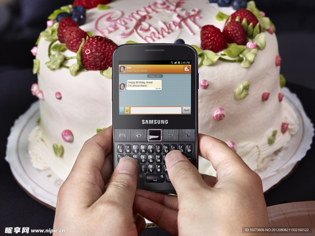 三星手机和草莓蛋糕