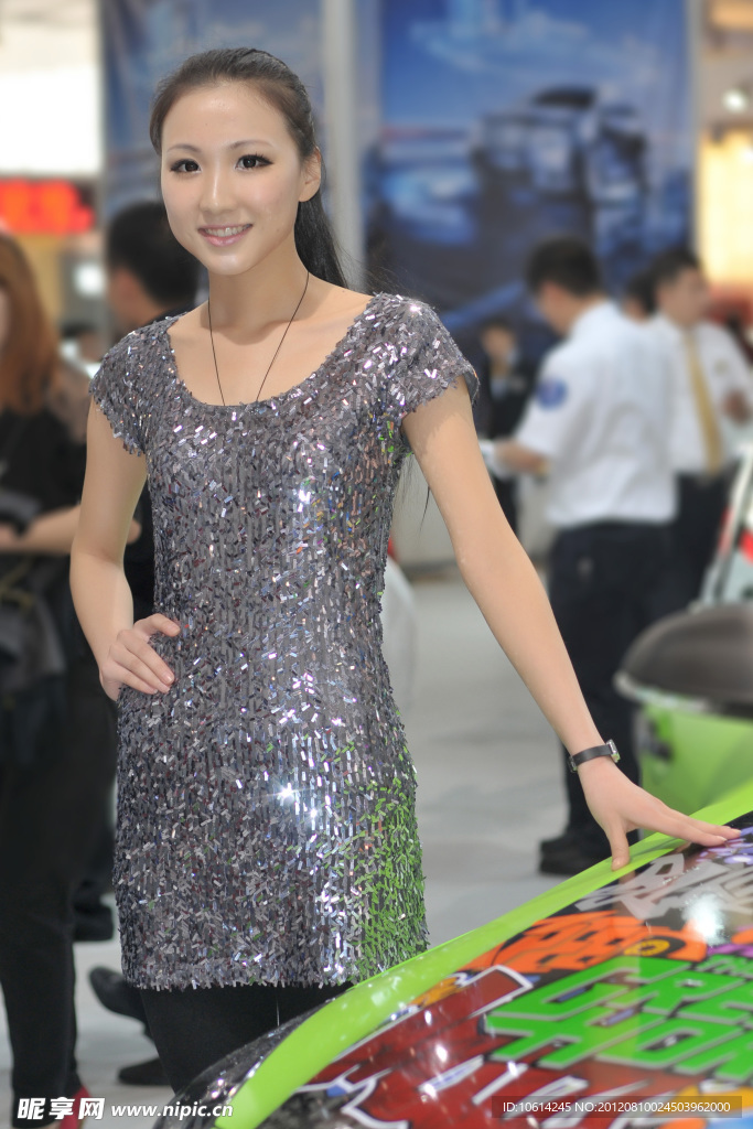 美女车模