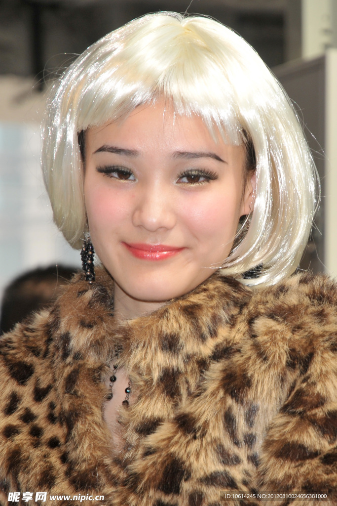 美女车模