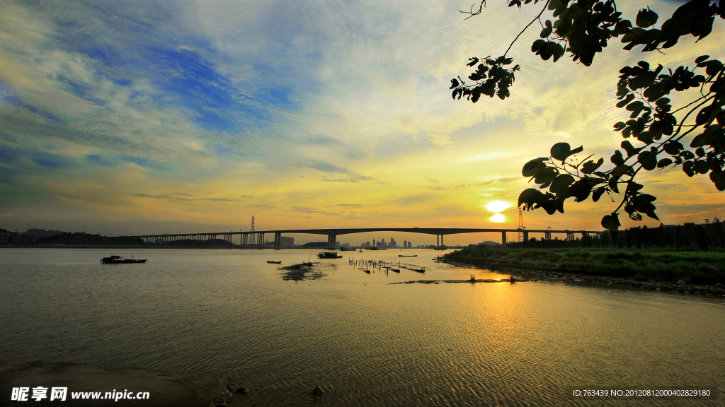 夕照江河