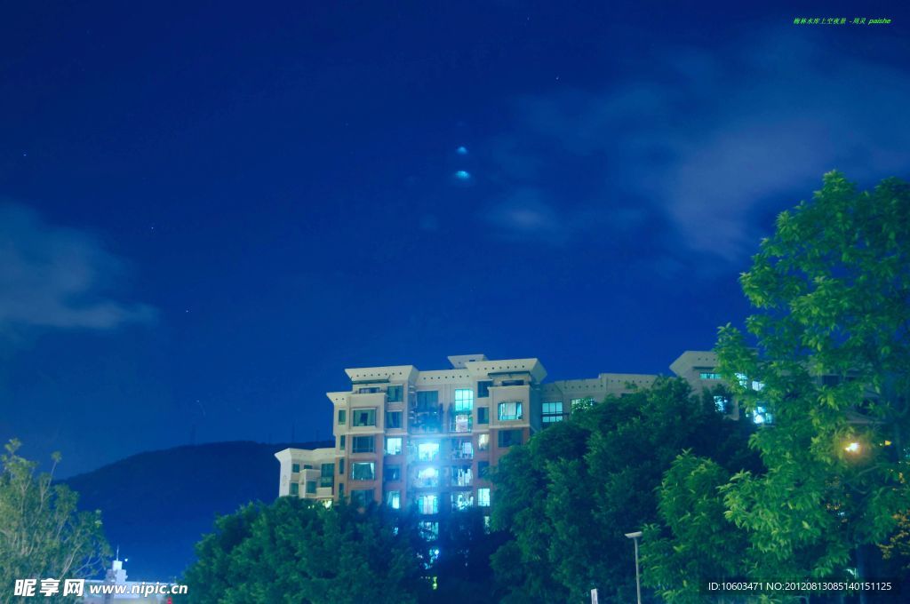 城市建筑与夜空