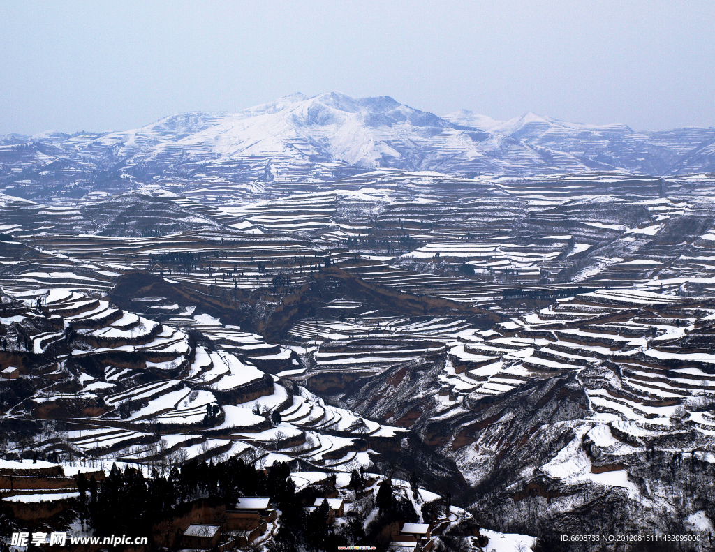 寒冬雪山风光