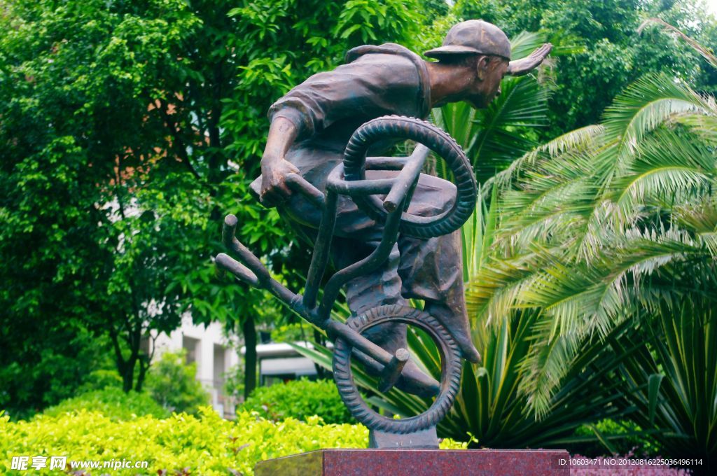 自行车运动雕像