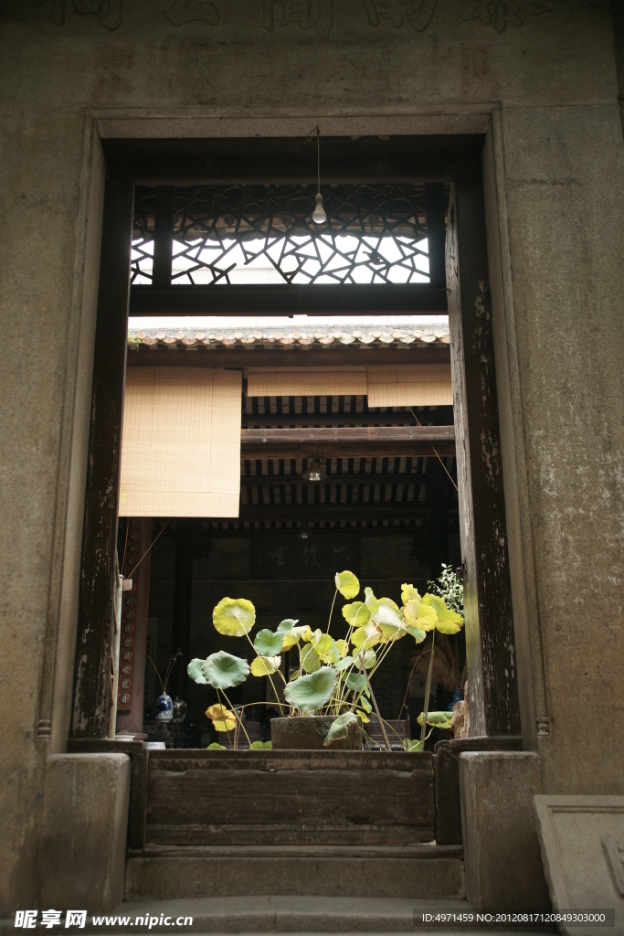 门内庭院