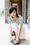 系鞋带美女
