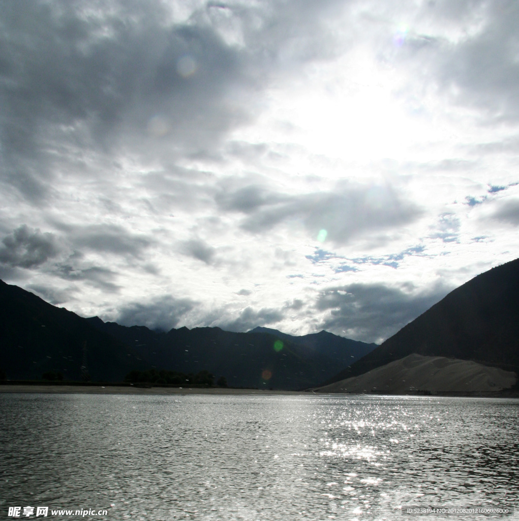 逆光河景