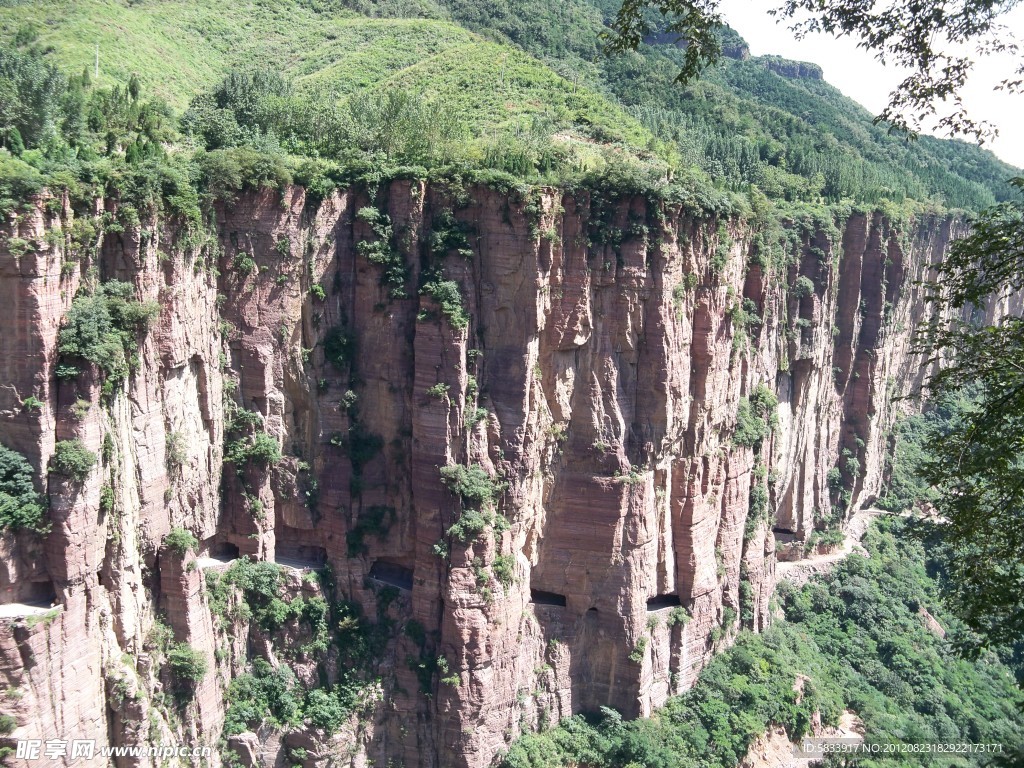 绝壁山路