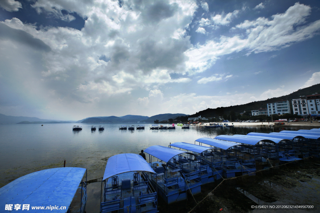 云南玉溪地区美丽湖景图