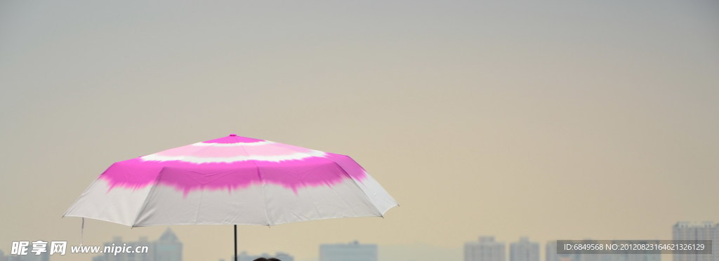 在城市中撑雨伞