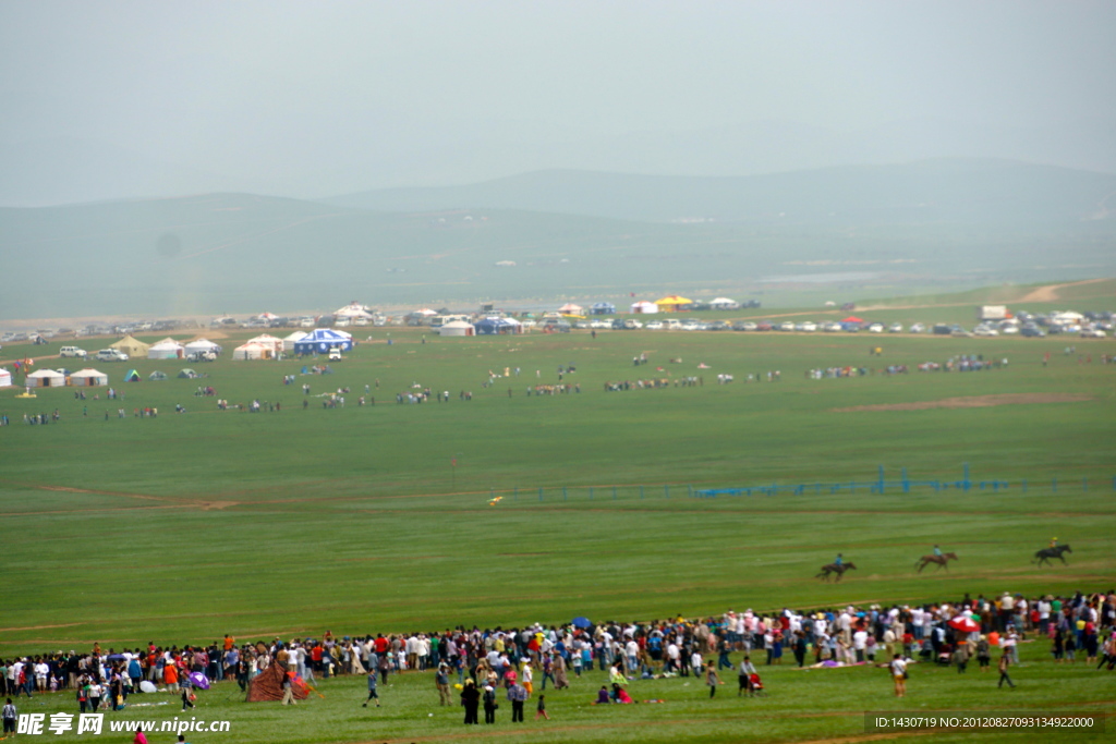 在蒙古国草原上赛马