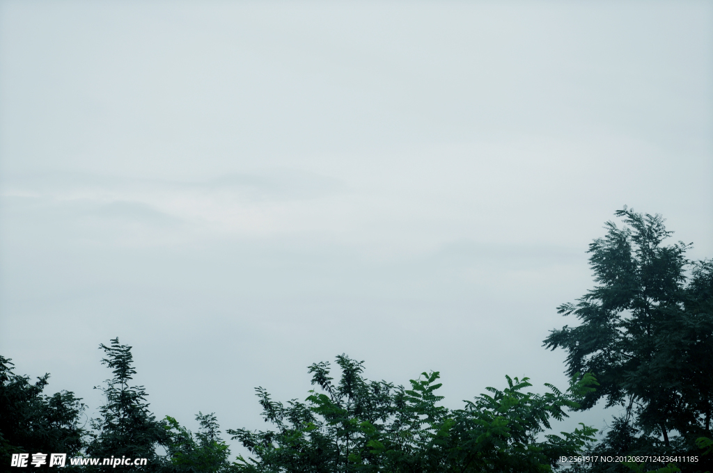 鲁山雨中云彩