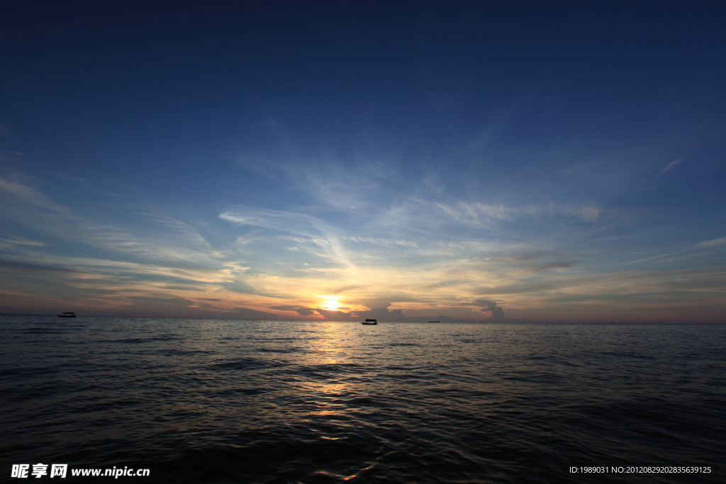 海面霞光