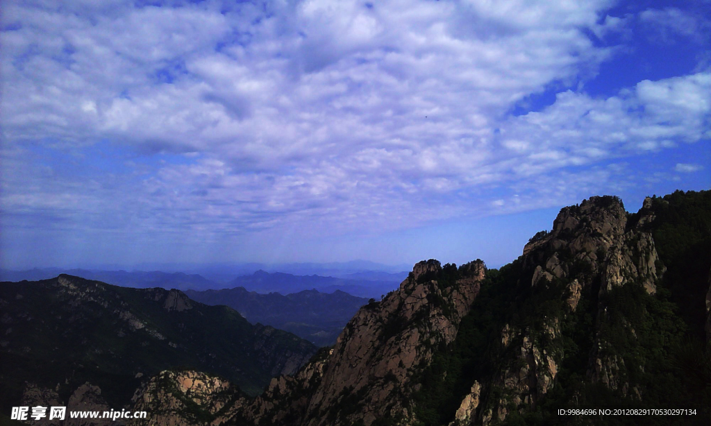山峦起伏高山