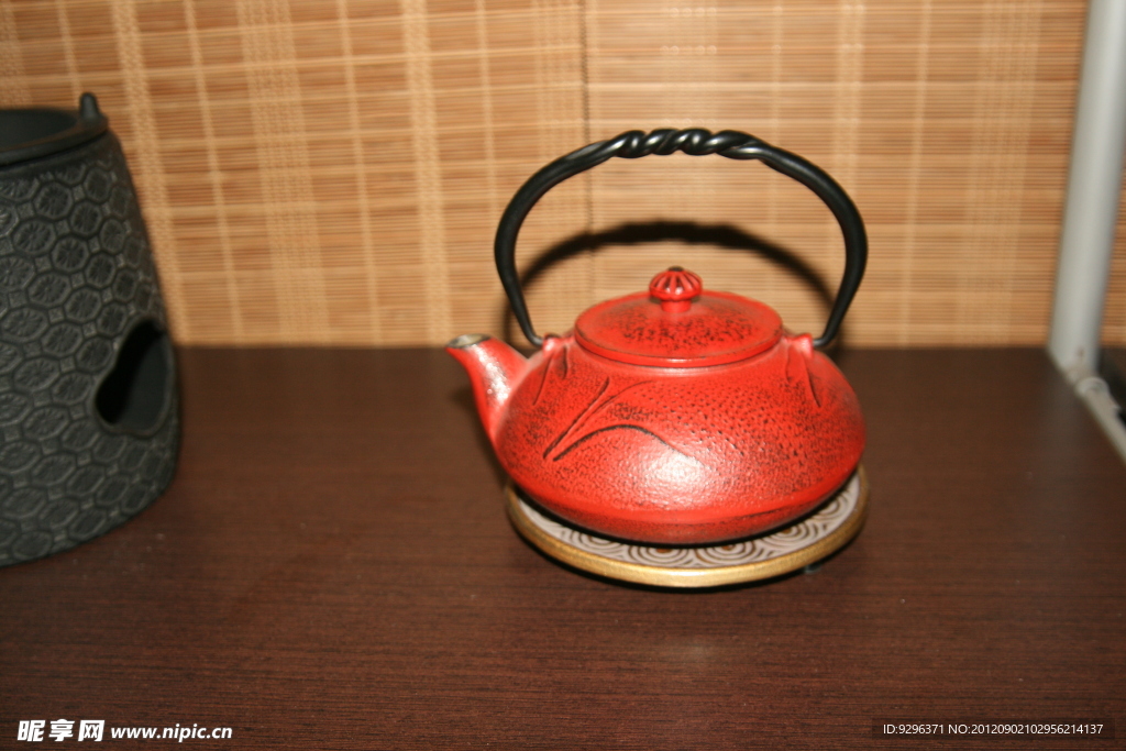 红色茶壶