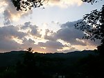 夕阳下的青山白墙