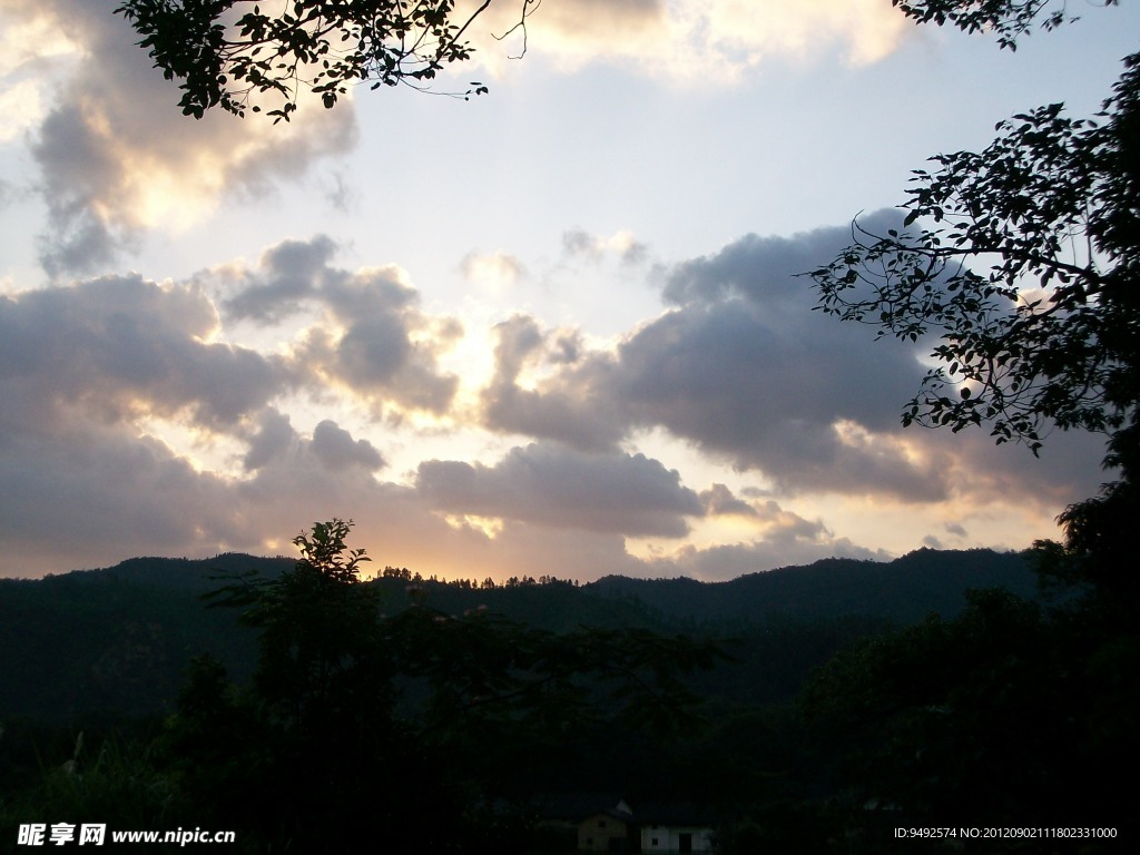 夕阳下的青山白墙