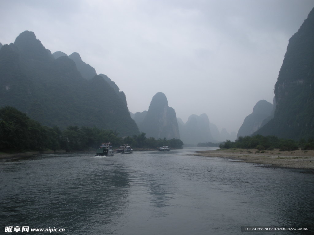 河流在山中穿行