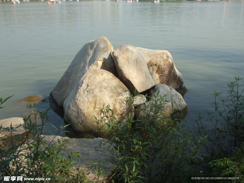 湖边的石头