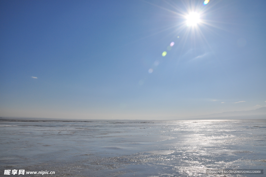 冬季的柴窝堡湖