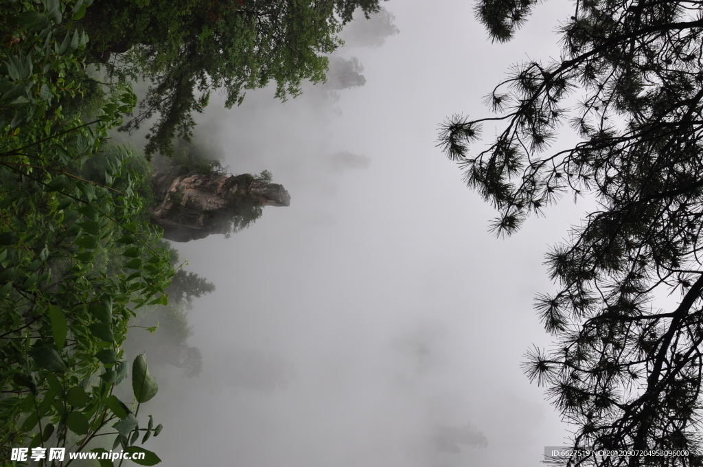 湖南张家界雾中的山