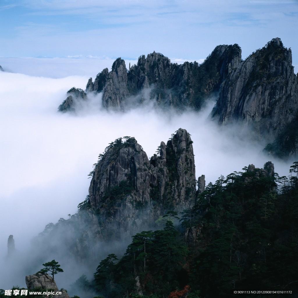 山峰云雾