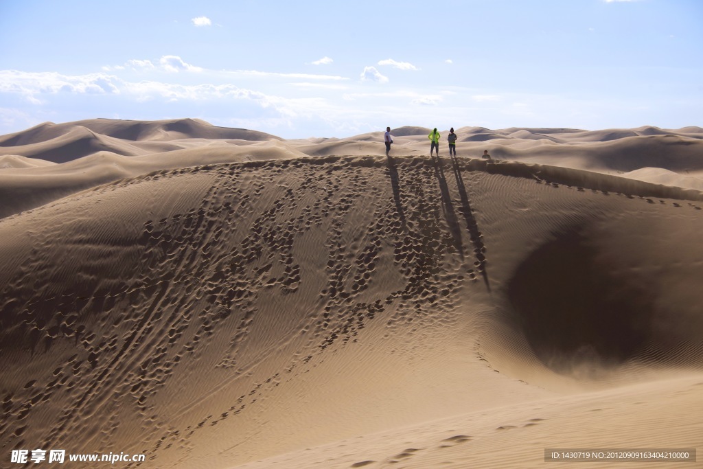 内蒙古响沙湾沙漠里的游人