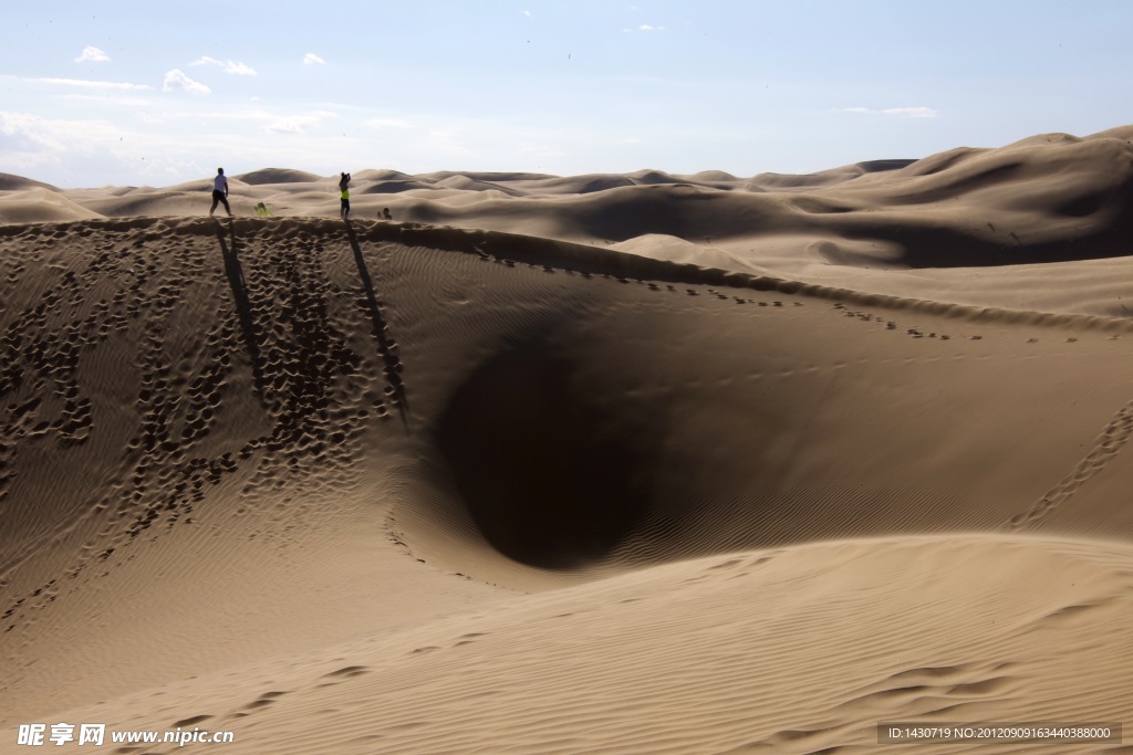 内蒙古响沙湾沙漠里的游人